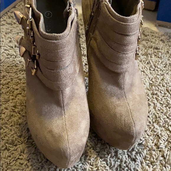 Heels - Picture 3 of 4